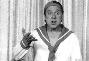 Carlos Villagrán interpretando sus personajes