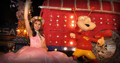 Carroza homenaje a Chespirito en Fiesta Nacional de los Estudiantes (Barril del Fan)